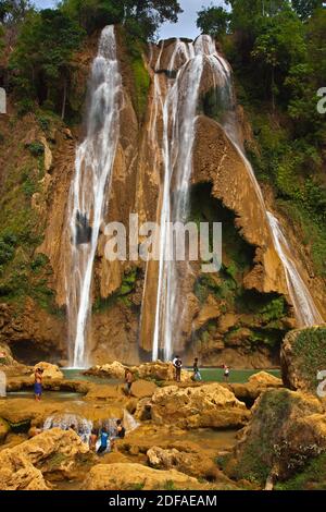 Baignade à ANISAKAN birmane tombe près de pyin u lwin (MAYMYO - également connu sous le nom de Myanmar Banque D'Images