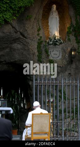 Le pape François mène une prière rosalaire pour la pandémie du coronavirus à la réplique de la grotte de Lourdes dans les jardins du Vatican le 30 mai 2020 à la Cité du Vatican, au Vatican. Des prêtres, des infirmières, des médecins, des religieuses et un guéri de la pandémie ont rejoint le souverain pontife dans un moment de prière mondial. Photo : ABACAPRESS.COM Banque D'Images