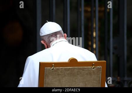 Le pape François mène une prière rosalaire pour la pandémie du coronavirus à la réplique de la grotte de Lourdes dans les jardins du Vatican le 30 mai 2020 à la Cité du Vatican, au Vatican. Des prêtres, des infirmières, des médecins, des religieuses et un guéri de la pandémie ont rejoint le souverain pontife dans un moment de prière mondial. Photo : ABACAPRESS.COM Banque D'Images