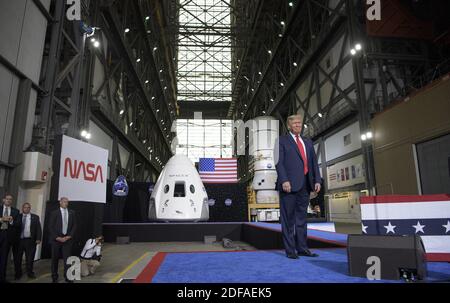 Dans cette photo publiée par la National Aeronautics and Space Administration (NASA), le président Donald Trump s'exprime à l'intérieur du bâtiment d'assemblage de véhicules à la suite du lancement d'une fusée SpaceX Falcon 9 transportant le vaisseau spatial Crew Dragon de l'entreprise sur la mission SpaceX Demo-2 de la NASAA avec les astronautes de la NASA Robert Behnken et Douglas Hurley à bord, Le samedi 30 mai 2020, au Kennedy Space Center de la NASAA, en Floride. La mission SpaceX Demo-2 de NASA est le premier lancement avec des astronautes de l'engin spatial SpaceX Crew Dragon et de la fusée Falcon 9 à destination de la Station spatiale internationale dans le cadre de l'agence Banque D'Images