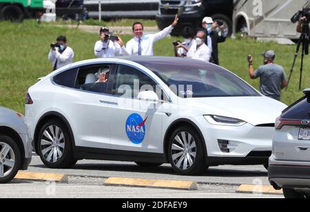 PAS DE FILM, PAS DE VIDÉO, PAS de TV, PAS DE DOCUMENTAIRE - les astronautes du Dragon de l'équipage de SpaceX Doug Hurley et Bob Behnken font la vague aux supporters lorsqu'ils sont conduits au complexe de lancement du Kennedy Space Center, en Floride, avant le lancement le samedi 30 mai 2020. La mission SpaceX Demo-2 est le premier lancement en équipage d'un vol spatial orbital en provenance des États-Unis depuis près d'une décennie. Photo de Joe Burbank/Orlando Sentinel/TNS/ABACAPRESS.COM Banque D'Images