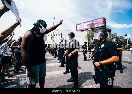 Samedi, les manifestations à Los Angeles, Californie, États-Unis, le 30 mai 2020, sont violentes. Des milliers de manifestants ont défilé du parc Pan Pacific et le long de certaines des rues les plus célèbres de LA. Les véhicules de police ont été brûlés et brisés alors que LAPD tentait de reprendre le contrôle. Photo par Kit Karzen/ABACAPRESS.COM Banque D'Images