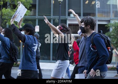 Les manifestants marchaient lors d'une manifestation à Washington, D.C., aux États-Unis, le lundi 1er juin 2020, à la suite de la mort d'un homme noir non armé aux mains de la police du Minnesota, le 25 mai 2020. Plus de 200 policiers militaires de service actif ont été déployés à Washington D.C., après trois jours de manifestations. Photo de Stefani Reynolds / CNP/ABACAPRESS.COM Banque D'Images