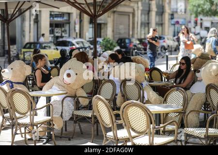 Après la fermeture des restaurants et du bar pendant la période de confinement liée au covid-19, le nouveau coronavirus. Les bars et les restaurants ont été autorisés à rouvrir le mardi 2 juin 2020. Pour appliquer des mesures sanitaires, le bar 'chez Fred' avait l'idée de placer de grands ours en peluche. À Bordeaux, France. Photo de Thibaud Moritz/ABACAPRESS.COM Banque D'Images