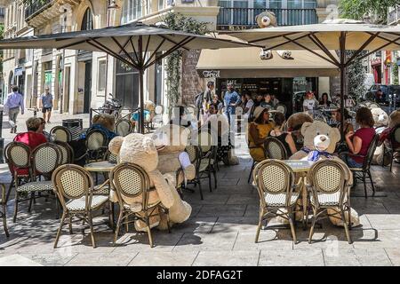 Après la fermeture des restaurants et du bar pendant la période de confinement liée au covid-19, le nouveau coronavirus. Les bars et les restaurants ont été autorisés à rouvrir le mardi 2 juin 2020. Pour appliquer des mesures sanitaires, le bar 'chez Fred' avait l'idée de placer de grands ours en peluche. À Bordeaux, France. Photo de Thibaud Moritz/ABACAPRESS.COM Banque D'Images