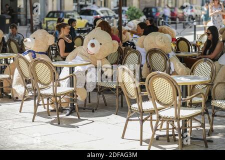 Après la fermeture des restaurants et du bar pendant la période de confinement liée au covid-19, le nouveau coronavirus. Les bars et les restaurants ont été autorisés à rouvrir le mardi 2 juin 2020. Pour appliquer des mesures sanitaires, le bar 'chez Fred' avait l'idée de placer de grands ours en peluche. À Bordeaux, France. Photo de Thibaud Moritz/ABACAPRESS.COM Banque D'Images