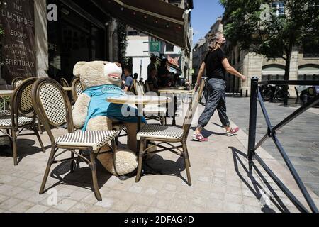 Après la fermeture des restaurants et du bar pendant la période de confinement liée au covid-19, le nouveau coronavirus. Les bars et les restaurants ont été autorisés à rouvrir le mardi 2 juin 2020. Pour appliquer des mesures sanitaires, le bar 'chez Fred' avait l'idée de placer de grands ours en peluche. À Bordeaux, France. Photo de Thibaud Moritz/ABACAPRESS.COM Banque D'Images