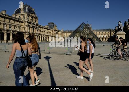 Les Pyramides du Louvre (Pyramides du Louvre) une grande pyramide de verre et de métal, le musée du Louvre (musée du Louvre) est toujours fermé à la réouverture des parcs et jardins de Paris. Le premier jour de sa réouverture, la France apaise les mesures de confinement prises pour freiner la propagation du COVID-19 (le nouveau coronavirus). Les parcs et les jardins rouvrent le 30 mai 2020 en France, les cafés et les restaurants se préparent à accueillir leurs premiers clients le 2 juin, depuis la mi-mars : un parfum de liberté redécouverte flotte dans les airs, malgré des déplacements toujours limités et un paysage économique sombre. Paris, France, le 30 mai 2020. Pho Banque D'Images