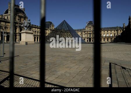 Les Pyramides du Louvre (Pyramides du Louvre) une grande pyramide de verre et de métal, le musée du Louvre (musée du Louvre) est toujours fermé à la réouverture des parcs et jardins de Paris. Le premier jour de sa réouverture, la France apaise les mesures de confinement prises pour freiner la propagation du COVID-19 (le nouveau coronavirus). Les parcs et les jardins rouvrent le 30 mai 2020 en France, les cafés et les restaurants se préparent à accueillir leurs premiers clients le 2 juin, depuis la mi-mars : un parfum de liberté redécouverte flotte dans les airs, malgré des déplacements toujours limités et un paysage économique sombre. Paris, France, le 30 mai 2020. Pho Banque D'Images