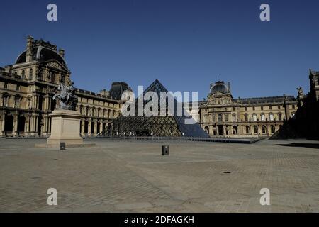 Les Pyramides du Louvre (Pyramides du Louvre) une grande pyramide de verre et de métal, le musée du Louvre (musée du Louvre) est toujours fermé à la réouverture des parcs et jardins de Paris. Le premier jour de sa réouverture, la France apaise les mesures de confinement prises pour freiner la propagation du COVID-19 (le nouveau coronavirus). Les parcs et les jardins rouvrent le 30 mai 2020 en France, les cafés et les restaurants se préparent à accueillir leurs premiers clients le 2 juin, depuis la mi-mars : un parfum de liberté redécouverte flotte dans les airs, malgré des déplacements toujours limités et un paysage économique sombre. Paris, France, le 30 mai 2020. Pho Banque D'Images