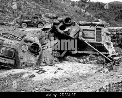 Napalm victimes de la bombe. Ces chars nord-coréens, sortis du chemin de l'avancement de la 24e Division d'infanterie près de Waegwan, en Corée, 1950, témoignent muets de l'exactitude des missions de soutien étroites effectuées par les combattants de la Cinquième Force aérienne Banque D'Images