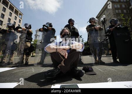 Un membre du clergé est assis sur un terrain lors d'une manifestation contre la mort de George Floyd, sous la garde de Minneapolis, près de la Maison Blanche à Washington le 3 juin 2020. Photo de Yuri Gripas/ABACAPRESS.COM Banque D'Images