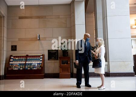 Le sénateur américain Cory Booker (démocrate du New Jersey) s'adresse au sénateur américain Kirsten Gilliband (démocrate de New York), après un événement dans la salle d'émancipation du Capitol Visitor Center à Capitol Hill à Washington, district de Columbia, le jeudi 4 juin 2020. Photo de Ting Shen/CNP/ABACAPRESS.COM Banque D'Images