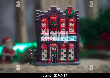 Augusta, GA USA - 12 03 20: Scène de vacances avec une maison de village Coca Cola Bottling Company Banque D'Images