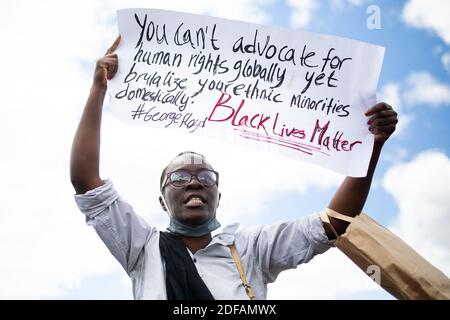 Une femme noire porte un signe que Black Lives Matter. Les gens se rassemblent sur la place de la Concorde, près de l'ambassade américaine, à Paris le 6 juin 2020, dans le cadre des manifestations mondiales contre le racisme et la brutalité policière, dans le sillage de la mort de George Floyd, Un homme noir non armé a été tué alors qu'il avait été appréhendé par la police à Minneapolis, aux États-Unis. La police a interdit aujourd'hui le rassemblement ainsi qu'un second rassemblement similaire dans le parc du champ de Mars, face à la Tour Eiffel, en disant que les événements ont été organisés par le biais de réseaux sociaux sans avis officiel ni consultation. Mais le 2 juin, un autre rassemblement interdit à Paris Banque D'Images