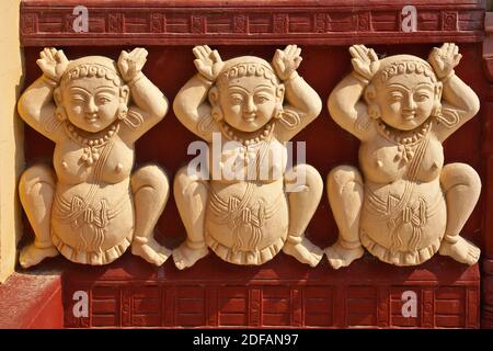 L'extérieur magnifiquement sculpté de l'UNIVERSITÉ BOUDDHISTE MONDIALE THIDAGU Est situé au pied de SAGAING HILL près DE MANDALAY - MYANMAR Banque D'Images