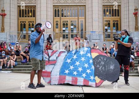 PAS DE FILM, PAS DE VIDÉO, PAS de TV, PAS DE DOCUMENTAIRE - les manifestants se rassemblent devant l'hôtel de ville d'Atlanta le dimanche 7 juin 2020. Les protestations contre la mort de George Floyd dans la garde à vue de Minneapolis se sont poursuivies aux États-Unis. Photo de Ben Gray/Atlanta Journal-Constitution/TNS/ABACAPRESS.COM Banque D'Images