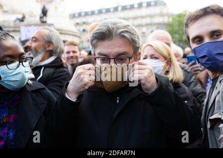 Le député français LFI Jean-Luc Melenson porte un masque facial lorsqu'il participe à la manifestation contre le racisme et la brutalité policière. Les gens se rassemblent sur la place de la République à Paris, le 9 juin 2020, lors d'une manifestation contre le racisme et la brutalité policière à la suite du décès de George Floyd, un homme noir non armé tué alors qu'il a été appréhendé par la police à Minneapolis. Photo de Raphael Lafargue/ABACAPRESS.COM Banque D'Images