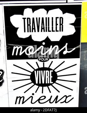 Affiche collée sur le mur de Paris pour une démonstration à l'intention des travailleurs de la santé le 16 juin. Les travailleurs de la santé ont prévu une importante mobilisation le 16 juin 2020 pour faire avancer toutes leurs demandes. Paris, France, le 11 juin 2020. Photo par Karim ait Adjedjou/avenir Pictures/ABACAPRESS.COM Banque D'Images