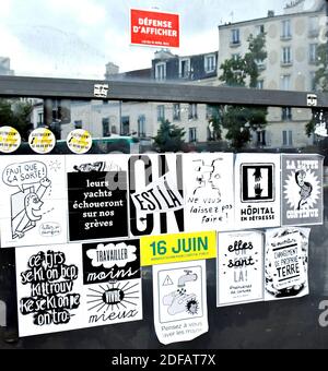 Affiche collée sur le mur de Paris pour une démonstration à l'intention des travailleurs de la santé le 16 juin. Les travailleurs de la santé ont prévu une importante mobilisation le 16 juin 2020 pour faire avancer toutes leurs demandes. Paris, France, le 11 juin 2020. Photo par Karim ait Adjedjou/avenir Pictures/ABACAPRESS.COM Banque D'Images