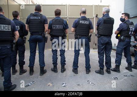 Les policiers manifestent en mettant leurs menottes sur le terrain au commissariat de police du 10ème arrondissement de Paris, France, le 11 juin 2020 . Photo d'Aurore Marechal/ABACAPRESS.COM Banque D'Images