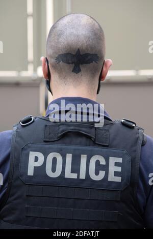 Les policiers manifestent en mettant leurs menottes sur le terrain au commissariat de police du 10ème arrondissement de Paris, France, le 11 juin 2020 . Photo d'Aurore Marechal/ABACAPRESS.COM Banque D'Images