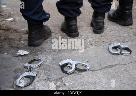 Les policiers manifestent en mettant leurs menottes sur le terrain au commissariat de police du 10ème arrondissement de Paris, France, le 11 juin 2020 . Photo d'Aurore Marechal/ABACAPRESS.COM Banque D'Images