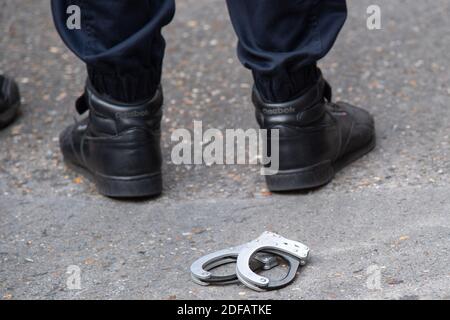 Les policiers manifestent en mettant leurs menottes sur le terrain au commissariat de police du 10ème arrondissement de Paris, France, le 11 juin 2020 . Photo d'Aurore Marechal/ABACAPRESS.COM Banque D'Images