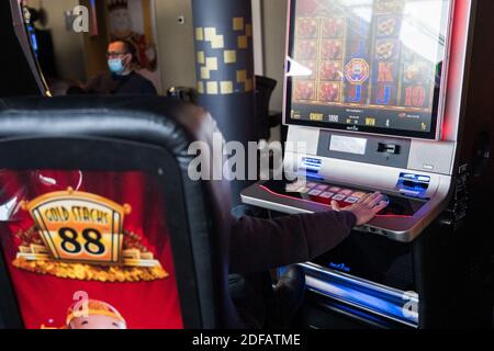Une personne joue sur une machine à sous le 10 juin 2020 au Casino Barriere à Lille, après une nouvelle levée des restrictions dues à la pandémie Covid-19 causée par le nouveau coronavirus est entrée en vigueur. Casino Barriere photo par Julie Sebadelha/ABACAPRESS.COM Banque D'Images