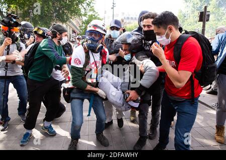 Un manifestant blessé est aidé pendant que des gens se rassemblent au cours d'un rassemblement dans le cadre des manifestations mondiales contre le racisme et la brutalité policière « Black Lives Matter », sur la place de la République à Paris le 13 juin 2020. Une vague de manifestations mondiales à la suite de l'arrestation fatale de George Floyd aux États-Unis a amplifié l'attention sur la mort en 2016 d'Adama Traore, un homme noir de 24 ans, sous la garde de la police française, et la controverse renouvelée sur les allégations de racisme et de brutalité au sein de la force. Photo de Raphael Lafargue/ABACAPRESS.COM Banque D'Images