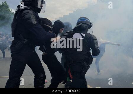 Les forces de police anti-émeutes françaises ont arrêté un manifestant lors d'un rassemblement dans le cadre des manifestations mondiales contre le racisme et la brutalité policière, organisées sur la place de la République à Paris le 13 juin 2020. Une vague de manifestations mondiales à la suite de l'arrestation fatale de George Floyd aux États-Unis a amplifié l'attention sur la mort en 2016 d'Adama Traore, un homme noir de 24 ans, sous la garde de la police française, et la controverse renouvelée sur les allégations de racisme et de brutalité au sein de la force. Paris, France, le 13 juin 2020. Photo d'Alfred Yaghobzadeh/ABACAPRESS.COM Banque D'Images