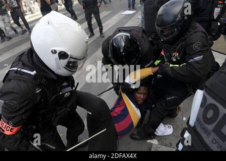 Les forces de police anti-émeutes françaises ont arrêté un manifestant lors d'un rassemblement dans le cadre des manifestations mondiales contre le racisme et la brutalité policière, organisées sur la place de la République à Paris le 13 juin 2020. Une vague de manifestations mondiales à la suite de l'arrestation fatale de George Floyd aux États-Unis a amplifié l'attention sur la mort en 2016 d'Adama Traore, un homme noir de 24 ans, sous la garde de la police française, et la controverse renouvelée sur les allégations de racisme et de brutalité au sein de la force. Paris, France, le 13 juin 2020. Photo d'Alfred Yaghobzadeh/ABACAPRESS.COM Banque D'Images