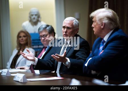 Le vice-président Mike Pence fait des remarques à l'attention du président Donald Trump lorsqu'il participe à une table ronde sur les citoyens âgés dans la salle du Cabinet de la Maison Blanche, le lundi 15 juin 2020 à Washington, DC, États-Unis. Photo de Doug Mills/Pool/ABACAPRESS.COM Banque D'Images