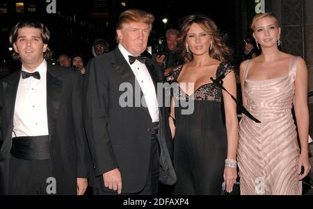 Photo du dossier - 'Donald Trump et sa femme enceinte Melania Trump avec son fils Donald Trump Jr. (À gauche) et sa fille Ivanka Trump arrivent à la 22e nuit annuelle des étoiles honorant ''les Romanticss'', tenue à Cipriani 42e rue à New York, le jeudi 27 octobre 2005. Une nouvelle biographie, soigneusement rapportée par le journaliste du Washington Post Mary Jordan soutient que la première dame n'est pas un pion mais un joueur, un accessoire dans le second autant que le premier sens, et une femme capable d'obtenir ce qu'elle veut de l'un des hommes les plus puissants et les plus transparents du monde. Le livre est appelé LE A. Banque D'Images