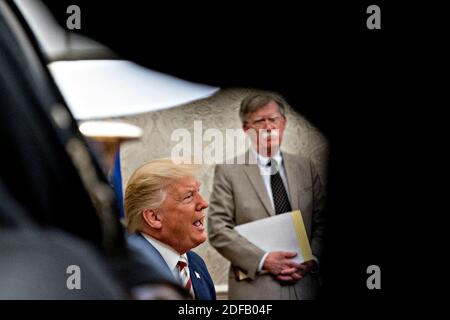 Photo du dossier en date du 20 août 2019 du président Donald Trump, à gauche, qui parle en tant que John Bolton, conseiller à la sécurité nationale, écoute lors d'une réunion dans le Bureau ovale de la Maison Blanche à Washington, DC, États-Unis. Le ministère de la Justice a déposé une plainte civile contre l'ancien conseiller à la sécurité nationale John Bolton pour essayer de l'empêcher de publier un livre sur son mandat à la Maison Blanche, en arguant qu'il contient des « informations classifiées » susceptibles de compromettre la sécurité nationale. Le président Trump a fait part de son profond mécontentement à l'égard de Bolton et de son livre lors d'une réunion dans la salle du Cabinet, lundi. Photo b Banque D'Images