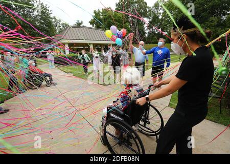 PAS DE FILM, PAS DE VIDÉO, PAS de TV, PAS DE DOCUMENTAIRE - Irma Gooden, survivante de COVID-19, est une femme de famille, d'amis et de personnel qui est la directrice des activités Brock Staples fait tourner son extérieur pour célébrer son 100e anniversaire à Westbury Medical Care & Rehabilitation le mardi 16 juin 2020, à Jackson, GA, ÉTATS-UNIS. Gooden est l'un des 84 résidents de Westbury Medical Care and Rehab qui a été testé positif pour COVID-19 et s'est rétabli depuis. Photo de Curtis Compton/Atlanta Journal-Constitution/TNS/ABACAPRESS.COM Banque D'Images