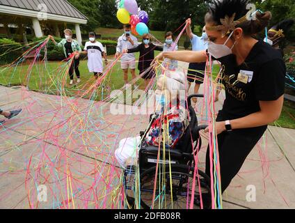 PAS DE FILM, PAS DE VIDÉO, PAS de TV, PAS DE DOCUMENTAIRE - Irma Gooden, survivante de COVID-19, est enosée par la famille, les amis et le personnel avec amour, avec des cordes stupides, comme directrice des activités Brock Staples fait sortir pour célébrer son 100e anniversaire au Westbury Medical Care & Rehabilitation le mardi 16 juin. 2020, à Jackson, Géorgie, États-Unis. Gooden est l'un des 84 résidents de Westbury Medical Care and Rehab qui a été testé positif pour COVID-19 et s'est rétabli depuis. Photo de Curtis Compton/Atlanta Journal-Constitution/TNS/ABACAPRESS.COM Banque D'Images