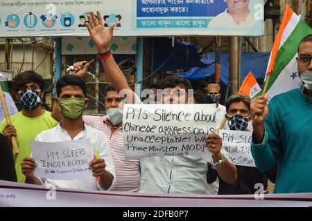 Divers syndicats étudiants et unités politiques des congrees nationaux indiens et du BJP ont organisé une manifestation et une marche aux chandelles en solidarité avec les 20 soldats indiens qui ont été tués par les troupes chinoises au Ladakh à Kolkata, Bengale occidental, Inde, le 17 juin 2020. Photo de Debarchan Chatterjee/ABACAPRESS.COM Banque D'Images