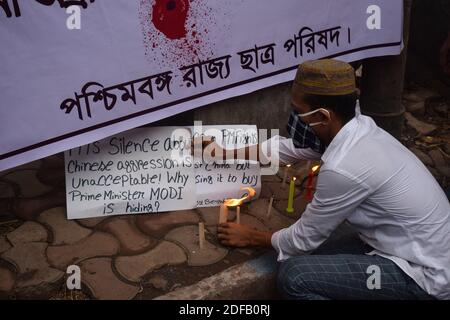 Divers syndicats étudiants et unités politiques des congrees nationaux indiens et du BJP ont organisé une manifestation et une marche aux chandelles en solidarité avec les 20 soldats indiens qui ont été tués par les troupes chinoises au Ladakh à Kolkata, Bengale occidental, Inde, le 17 juin 2020. Photo de Debarchan Chatterjee/ABACAPRESS.COM Banque D'Images