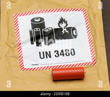 Londres ; Royaume-Uni - 27 novembre 2020 : étiquette d'avertissement de batterie sur l'emballage sécurisé Amazon pour le transport de batteries au lithium métalliques inflammables avec UN3480 Banque D'Images