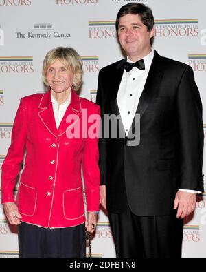 Photo du dossier - Jean Kennedy Smith et William Kennedy Smith arrivent pour le dîner officiel de l'artiste en l'honneur des récipiendaires des distinctions honorifiques du Kennedy Center 2011, organisé par la Secrétaire d'État des États-Unis Hillary Rodham Clinton au département d'État des États-Unis à Washington, D.C., le samedi 3 décembre 2011. Les 2011 lauréats sont l'actrice Meryl Streep, la chanteuse Neil Diamond, l'actrice Barbara Cook, le musicien Yo-Yo Ma et le musicien Sonny Rollins. Jean Kennedy Smith, le dernier frère et sœur survivant du président John F. Kennedy et ancien ambassadeur en Irlande, est décédé mercredi. Elle avait 92 ans. Photo de Ron Sachs / CN Banque D'Images