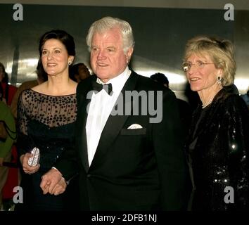 Photo du fichier - Washington, D.C., - 4 décembre 2005 -- Le sénateur des États-Unis Ted Kennedy (démocrate du Massachusetts), au centre, arrive pour le Kennedy Center Honors Tapingavec son épouse, Victoria, à gauche, et sa sœur, Jean Kennedy Smith, à droite, au John F. Kennedy Center for the Performing Arts, à Washington, D.C., le 4 décembre 2005. Jean Kennedy Smith, le dernier frère et sœur survivant du président John F. Kennedy et ancien ambassadeur en Irlande, est décédé mercredi. Elle avait 92 ans. Photo de Ron Sachs / CNP / ABACAPRESS.COM Banque D'Images