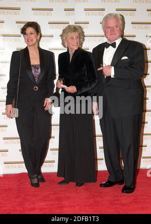 Photo du dossier - États-Unis sénateur Edward M. (Ted) Kennedy (démocrate du Massachusetts), à droite, son épouse, Victoria Reggie Kennedy, à gauche, Et sa sœur, l'ancien ambassadeur des États-Unis en Irlande Jean Kennedy Smith, arrivent au bâtiment Harry S. Truman (département d'État) à Washington, D.C., le 4 décembre 2004, pour un dîner offert par le secrétaire d'État des États-Unis Colin Powell. Au dîner, six légendes des arts de la scène recevront le Kennedy Center Honors of 2004. C'est la 27e année que les honneurs ont été accordés à des individus extraordinaires dont l'art unique et abondant a co Banque D'Images