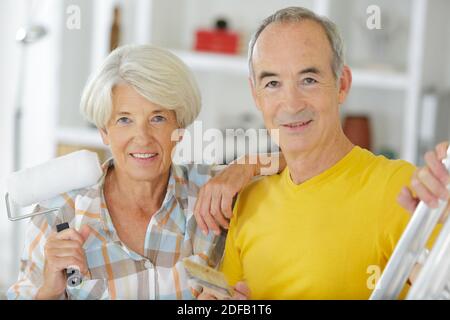 Couple de personnes âgées avec des outils de rénovation Banque D'Images