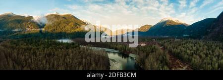 Magnifique vue panoramique aérienne du paysage des montagnes canadiennes Banque D'Images