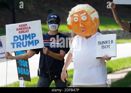 Les manifestants se rassemblent devant le club de golf national de Trump à Sterling, en Virginie, tandis que le président américain Donald Trump joue au golf le 21 juin 2020. Photo de Yuri Gripas/ABACAPRESS.COM Banque D'Images