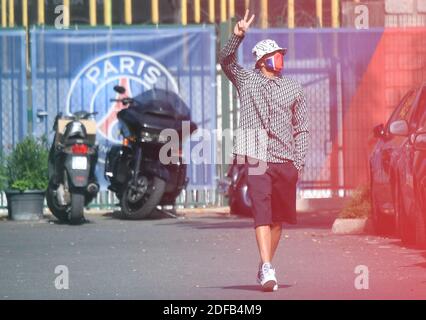 Le défenseur français de Paris Saint-Germain Layvin Kurzawa arrive sur le terrain d'entraînement du Camp des Loges à Saint-Germain-en-Laye, à l'ouest de Paris, le 22 juin 2020. Photo de Christian Liewig/ABACAPRESS.COM Banque D'Images