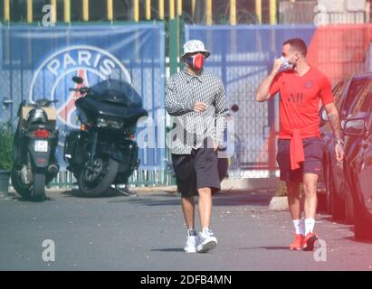 Le défenseur français de Paris Saint-Germain Layvin Kurzawa arrive sur le terrain d'entraînement du Camp des Loges à Saint-Germain-en-Laye, à l'ouest de Paris, le 22 juin 2020. Photo de Christian Liewig/ABACAPRESS.COM Banque D'Images