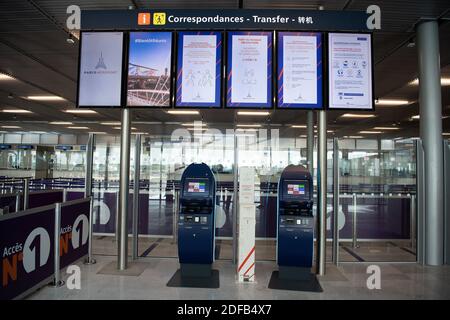 Les panneaux sociaux de distancement indiquent des informations de sécurité au terminal 3 de l'aéroport d'Orly, à Orly, en périphérie de Paris, quelques jours avant sa réouverture. L'aéroport devrait rouvrir le 26 juin 2020 après avoir été fermé dans le cadre des mesures adoptées par le gouvernement français pour lutter contre la pandémie COVID-19 le 22 juin 20, en France. Photo de David Niviere / ABACAPRESS.COM Banque D'Images