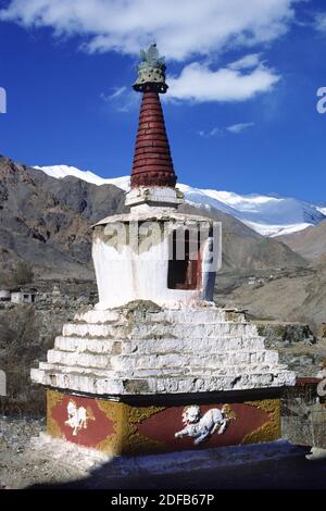 Adobe, CHORTEN peint avec de la neige Les lions sculptés sur côtés, LEKIR GOMPA (monastère) - LADAKH, INDE Banque D'Images